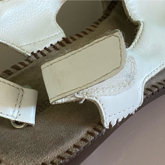 Super Comfortable Cushioned White Naturalizer Velcro-Close Walking Shoes/Sandals - Picture 5 of 10